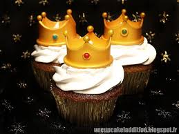 Un Cupcake L Addition Cupcakes Des Rois Diy Couronnes Cupcakes Dessert Deco Pate A Sucre