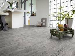 Linoleum Holzoptik 23 Elegante Interieurbeispiele Bodenbelage Fliesen Innendesign Zenideen Fliesen Holzoptik Fliesen Holzoptik Eiche Fliesen Wohnzimmer