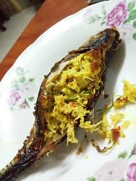 2 ekor ikan cencaru dibelah belakang 5 batang lada merah dipanggang hingga layu 1 ketul belacan bakar sebesar ibu jari 3/4 sudu kecil pati asam jawa adabi secubit gula. Resepi Ikan Cencaru Sumbat Kelapa Yang Sedap Sangat Saji My