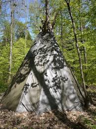 Wir stellen ihnen verschiedene möglichkeiten vor. Kinder Und Eltern Bauen Ein Zelt Im Wald Kinderoutdoor Outdoor Erlebnisse Mit Der Ganzen Familie