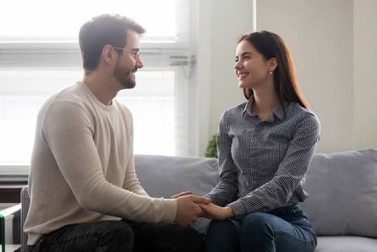 10 مهارات لتحسين التواصل بين الزوجين.. تعرفي عليها | شبكة الأمة برس