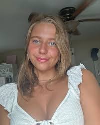 Lily Ewing's Instagram, Twitter & Facebook