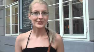 Nechala si dát rovnátka, kvůli kterým si trochu šlape na jazyk. Jitka Novackova Zdravi Ctenare Musicserver Cz Youtube