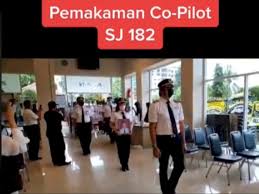 Jenazah kapten afwan akan disemayamkan di rumah duka itu, sabtu (30/1/2021). Penghormatan Terakhir Untuk Jenazah Copilot Sriwijaya Air Netizen Kapten Afwan Di Mana Indozone Id