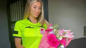 Una árbitra turca de 24 años, sancionada de por vida por aparecer en un  vídeo sexual con un compañero de 61