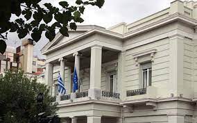Με απειλές απάντησε η ρωσική πρεσβεία στην αθήνα για την απέλαση των 12 ρώσων διπλωματών από την ελλάδα για την σφαγή στην μπούτσα της . Apelash Rwswn Diplwmatwn Apo Thn Ellada Ifarsala