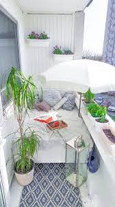 Und verleihen ihnen ein außergewöhnliches flair jenseits trivialer normen. Kleiner Balkon Mit Bett Aus Paletten Balkonentwurf Bett Aus Paletten Kleiner Balkon