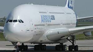 Anvergura aripilor este de 117 metri. Airbus AnunÅ£Äƒ Incetarea ProducÅ£iei Modelului A380 Cel Mai Mare Avion De Pasageri Din Lume