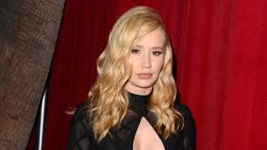 Radio host:so iggy freestyle for us. Nicki Minaj Fans Are Furious At Iggy Azalea After She Copied That Anaconda Cover Capital