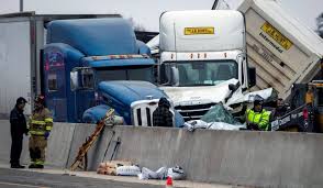 Autoridades reportaron que la aeronave presentó fallas durante su despegue, antes de estrellarse con el hangar. Las Fotos Del Increible Choque Con Mas De 75 Vehiculos En Una Autopista De Texas Clarin Com