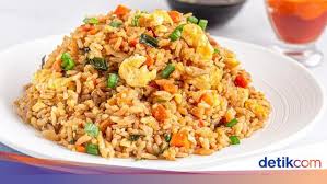 Aduk hingga warna nasi berubah secara merata. Cara Membuat Nasi Goreng Kampung Yang Gurih Enak