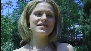 Tina mamma annoiata si scopa suo figlio in giardino - XNXX.COM