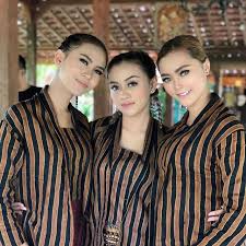 A group of three musicians or singers who perform…. 7 Potret Formasi Baru Trio Macan Makin Kompak Dan Fresh Surabaya Liputan6 Com