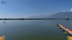 डल झील की लहरों पर मछुआरे की बेटी का कमाल, सालों की मेहनत लाई रंग