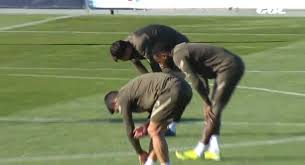 Atlético madrid striker moussa dembélé collapsed in training today and had to receive medical attention. Moussa Dembele Faints At Atletico Madrid Training As Medics Rush To Stricken Star S Aid Mirror Online