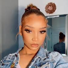 Elizabeth Carrie's Instagram, Twitter & Facebook