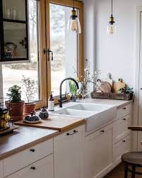 On Adore Les Cuisines Classiques La Cuisine Au Centre De La Maison Est La Pi Ce Ne Pas N Gl In 2020 Kitchen Decor Apartment Kitchen Inspirations Home Kitchens