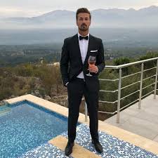 Prince charming — n informal a perfect man who a young woman might dream about meeting often used humorously ▪ she is still waiting to find her prince charming … Prince Charming Das Kann Der Schwule Bachelor Besser Promiflash De