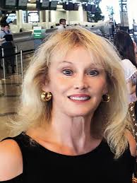 Carrie Downs's Instagram, Twitter & Facebook