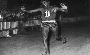 Il vincitore della maratona di roma 2010, il connazionale siraj gena, per onorare i 50 anni dalla vittoria delle olimpiadi del 1960, ha tagliato il traguardo senza scarpe (ottenendo peraltro un compenso di 5 000 € da parte di uno sponsor per questo gesto). L Angolo Del Ricordo Abebe Bikila Il Maratoneta A Piedi Nudi Oro A Roma 1960