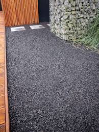 donker grijze split naast houten vlonder in design tuin tuin grind tuin grind oprit