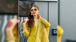 Unveiling The Artisanal Process Behind Isha Ambanis Jewellery-Adorned  Lavish Blouse | HerZindagi