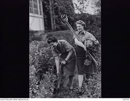 MELBOURNE, VIC. 1943-09-25. PRIVATE GWEN COOK (LEFT) AND CORPORAL DOT CLARK,  MEMBERS OF THE ...