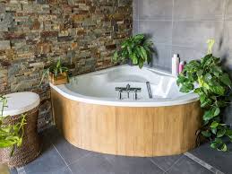 Une Baignoire D Angle Dans La Salle De Bains De Christel A Inzinzac Lochrist Leroy Merlin Baignoire Baignoire Angle Salle De Bain