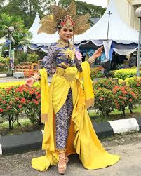 Kebaya jawa yang memiliki motif sederhana dengan kerah berbentuk v yang akan menampilkan kecantikan leher anda. Munshi On Twitter Busana Tradisional Negeri Perak Ini Lebih Kepada Pakaian Kerabat Diraja Yang Dipersalinkan Semasa Majlis Https T Co K8qe3xsker Https T Co Yigu1yobbl