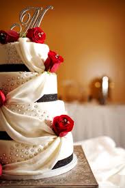 Black And White Wedding Cakes With Red Roses Elegant Black And White Wedding Cake With Red Roses And Of Course The Letter M Monogrammed Cake Topper Taart Bruiloft Bruidstaart Taart Minion