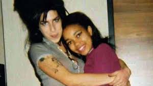 Very little is known about the private life of amy's stepbrother michael, who before and after her death has kept away from the cameras. Amy Winehouse Todestag Ihre Patentochter Sah Sie Nie Betrunken Stern De