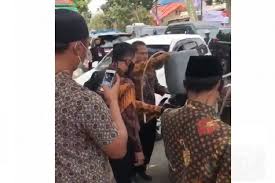Buka penutup terlebih dahulu dan. Klarifikasi Mobil Wapres Disebut Kehabisan Bbm Dan Isi Bensin Pakai Jeriken Halaman All Kompas Com