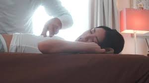 Chồng thuê người về massage dùm vợ đau lưng