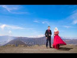 Tahukah kamu bahwa foto prewedding dengan mengusung konsep di studio ini pun tidak hanya bisa dilakukan dengan formal saja melainkan kamu dengan pasangan bisa juga memakai busana yang terlihat santai. Foto Prewedding Muslimah