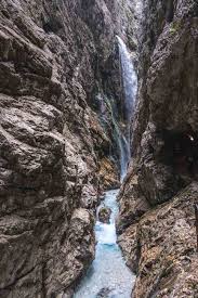 Zu meiner wanderung durch die höllentalklamm im unteren teil der höllentalklamm geht man über diese stege über dem wilden hammersbach. Wanderung Durch Die Hollentalklamm Trekkinglife Outdoorblog