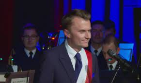 Szczerze opowiedział o tym, jak wyglądał coming out wiktorii i jaka była reakcja jego i jego żony. Dziennikarz Tvn24 Piotr Jacon Zostal Mistrzem Mowy Polskiej Tvn24