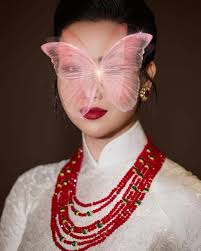 ☘️ Chị nào chịu chi em làm lại chuỗi lục bảo như dáng chị ấy đeo thì đỉnh  nóc luôn ấy ạ, bi vàng em có sẵn để mix cùng luôn 💕💕. ——————- #