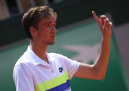 Даниил медведев в полуфинале australian open обыграл греческого теннисиста стефаноса циципаса, кстати, являющегося внуком знаменитого советского футболиста сергея сальникова. Daniil Medvedev So Skandalom Pokinul Uimbldon Gazeta Ru