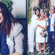 Maybe you would like to learn more about one of these? Laura Pausini I 50 Anni Di Nozze Dei Genitori In Abito Maschile Alla Giacca Aggiunge Il Maxi Fiore