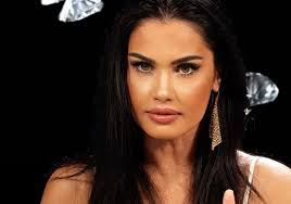 De aceea, face si dese schimbari de look. 9uraahed 32 Nm
