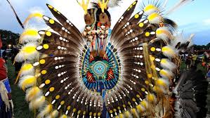 Indianer ist die im deutschen verbreitete sammelbezeichnung für die indigenen völker amerikas, mit ausnahme der eskimovölker, der aleuten der arktischen gebiete und der bevölkerung der amerikanischen pazifikinseln. Indianer Von Friedenspfeifen Und Tipis