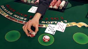 Tách hai lá bài 8 trong cách chơi blackjack