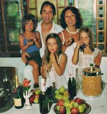 Maybe you would like to learn more about one of these? Bel Kutner Relebra Foto Antiga Ao Lado Dos Pais Dina Sfat E Paulo Jose Revista Marie Claire Celebridades