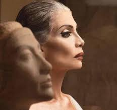 يقول بدر الداهوم عضو مجلس الأمة الكويتي السابق إنّ البلاد وصلت الى طريق مسدود لا يمكن الخروج منه إلا بذهاب رئيس مجلس الوزراء ورئيس مجلس الأمة. Ø³ÙˆØ³Ù† Ø¨Ø¯Ø± ØªØ­ØªÙ„ Ø§Ù„ØªØ±Ù†Ø¯ Ø¨Ø³Ø¨Ø¨ Ø¹Ø¯Ù… Ù…Ø´Ø§Ø±ÙƒØªÙ‡Ø§ ÙÙŠ Ø­ÙÙ„ Ù†Ù‚Ù„ Ø§Ù„Ù…ÙˆÙ…ÙŠØ§Øª Ø§Ù„Ù…Ù„ÙƒÙŠØ© Ù…Ø¬Ù„Ø© Ø§Ù„Ø¬Ù…ÙŠÙ„Ø©