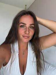 🌞 Hi everyone! I'm new to the area (I live in Cooly) and currently looking  for a job in hospitality; think cafés, bars, or restaurants. I've got solid  experience in both serving,