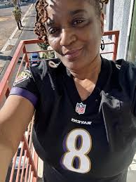 Reconnecting with my inner child at @sweetwatersound #sweetwater #guitars  #standupcomedy #comedy ✂️ @nicolelyonsproductions