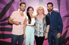 Η ηθοποιός ήταν παντρεμένη με τον τζώνυ καλημέρη κάτι που πολλοί δεν γνωρίζουν και έχουν αποκτήσει ένα γιο 23 χρονών σήμερα. Nyxterinh E3odos Gia Mproysko Kai Didyma Feggaria Eikones