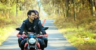 Sebagai penyempurna prewedding motor klasik anda bersama pasangan, jangan lupa kostum yang anda kenakan. Cara Foto Prewedding Di Sepeda Motor Prewedmoto