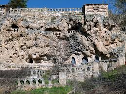 Civica Una Aldea Excavada En La Roca Guadalajara Espana Turismo Lugares De Espana Paisajes De Espana
