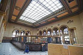 Martins bank var en privat bank i london, som handlet mye av sin tid under symbolet på the grasshopper, som kunne spore sin opprinnelse tilbake til londons gullsmed. What On Earth Is Happening To The Martin S Bank Building Liverpool Echo